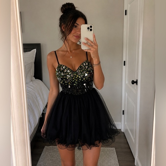 Dresses & Skirts - Short Black and Green Prom Dress with Elegant Design M